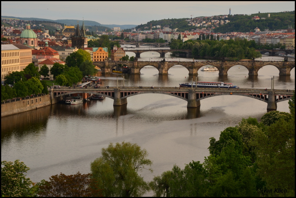 Pražské mosty zrána