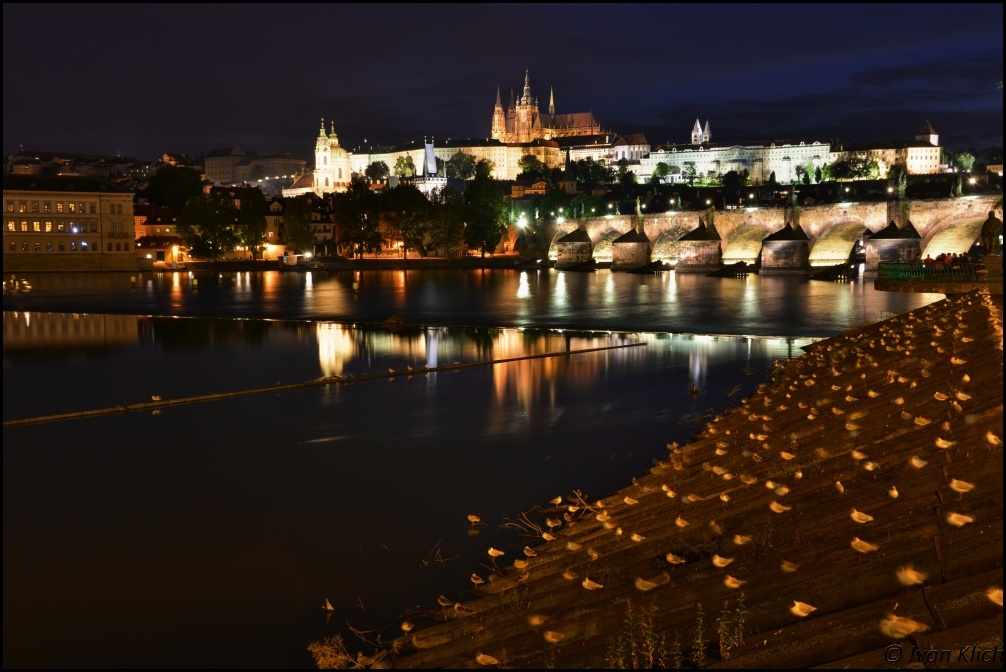 Hradčany a Karlův most ze Smetanova nábřeží